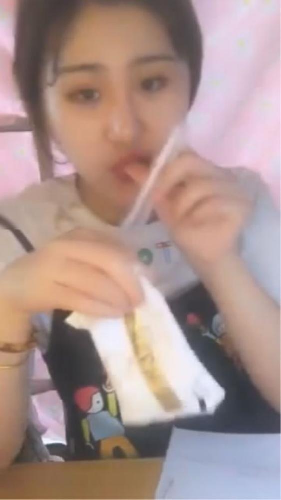 颜值不错的婴儿肥女大学生在宿舍玩直播一双大奶子下面扣两下就出分泌物这算不算提前创业[881.75M]-福利好好看
