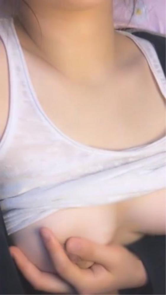 颜值不错的婴儿肥女大学生在宿舍玩直播一双大奶子下面扣两下就出分泌物这算不算提前创业[881.75M]-福利好好看