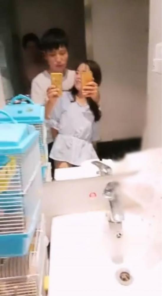 两个屌丝男主播酒店约炮零零后清纯小美女 模仿AV自拍小电影 边操边解说[1.26G]-福利好好看
