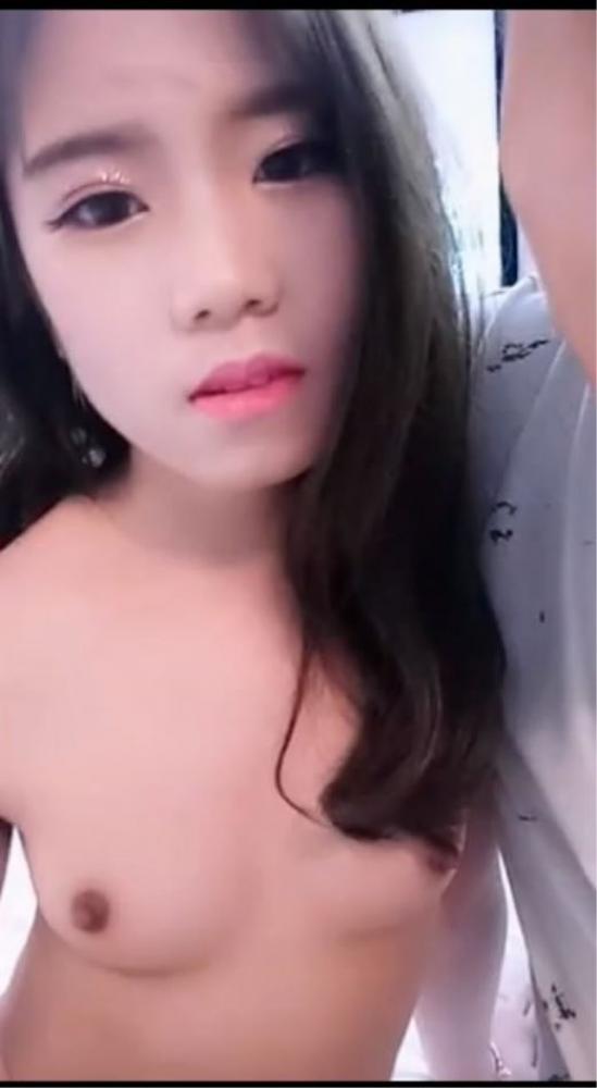 两个屌丝男主播酒店约炮零零后清纯小美女 模仿AV自拍小电影 边操边解说[1.26G]-福利好好看