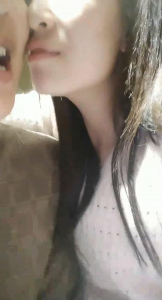 2个美女约了2个炮友宾馆直播4P大乱交 还说今天要把男的吸成精尽人亡 叫声太骚了[666.36M]-福利好好看
