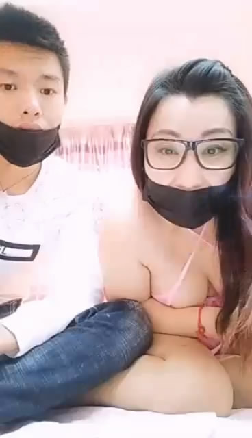 41歳眼镜熟女型妈妈和大长吊儿子直播玩乱伦啪啪 这妈妈呻吟的声音太骚了[1.24G]-福利好好看