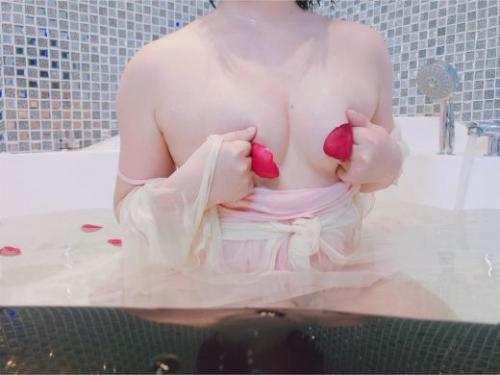 网络红人@萝莉三寸VIP会员付费福利自拍视频+图包合集之动漫COS脉动尿尿[120.81M]-福利好好看
