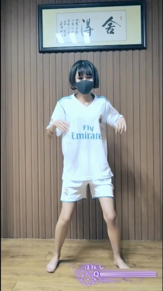 最新购买抖音红人舍得妹淫钰儿演绎三首舞曲，其中神曲爸爸咋了夸张的表演让人当场笑喷[119.00M]-福利好好看