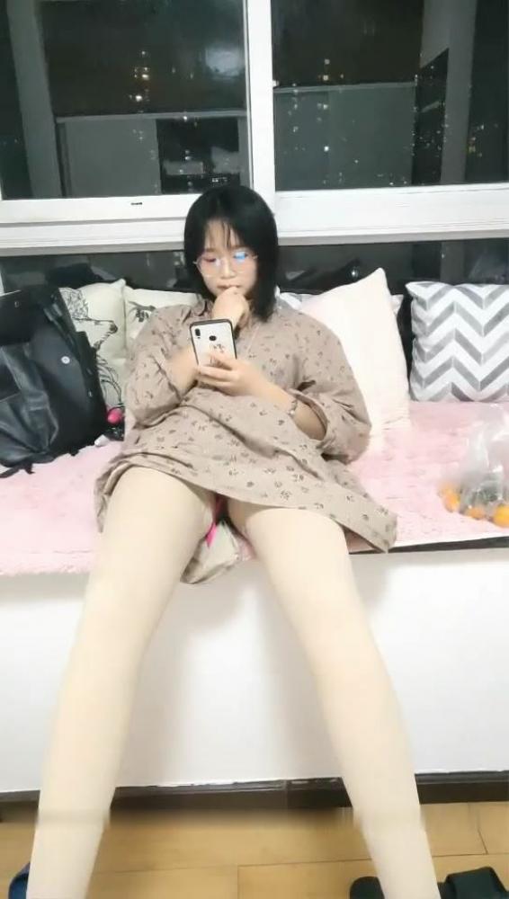 眼镜萌妹子双人互玩道具自慰 开裆肉丝跳蛋塞入拉扯震动翘着屁股写字 很是诱惑喜欢不要错过[749.56M]-福利好好看