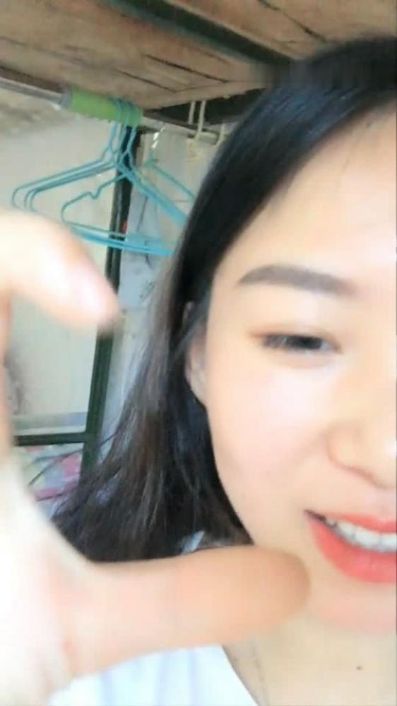 逼逼粉嫩颜值不错妹子宿舍自慰秀 掰开嫩逼自摸跳蛋震动阴蒂出白浆非常诱人 很是诱惑喜欢不要错过[1.02G]-福利好好看