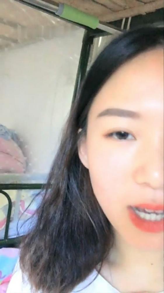 逼逼粉嫩颜值不错妹子宿舍自慰秀 掰开嫩逼自摸跳蛋震动阴蒂出白浆非常诱人 很是诱惑喜欢不要错过[1.02G]-福利好好看