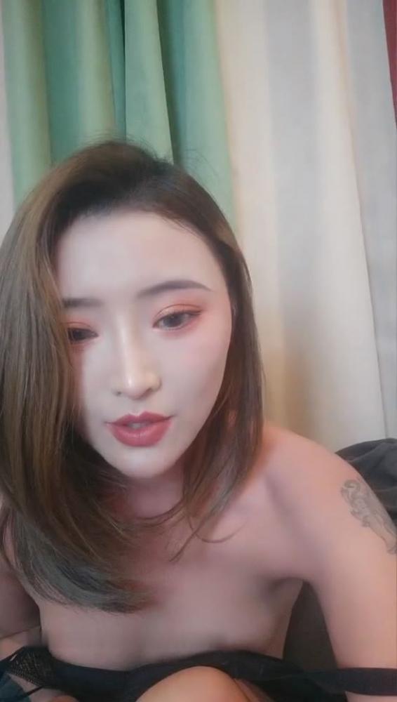高颜值逼逼无毛白虎妹子道具自慰 沙发上按摩器震动逼逼出白浆高潮大量喷水 浴室洗澡非常诱人[1.16G]-福利好好看