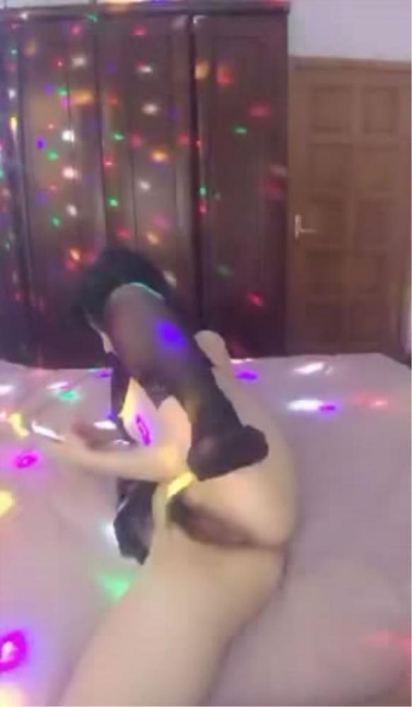高颜值女神范主播在流光溢彩的屋子里搔首弄姿 揉奶掰穴 逼毛不少 很是诱人[881.45M]-福利好好看