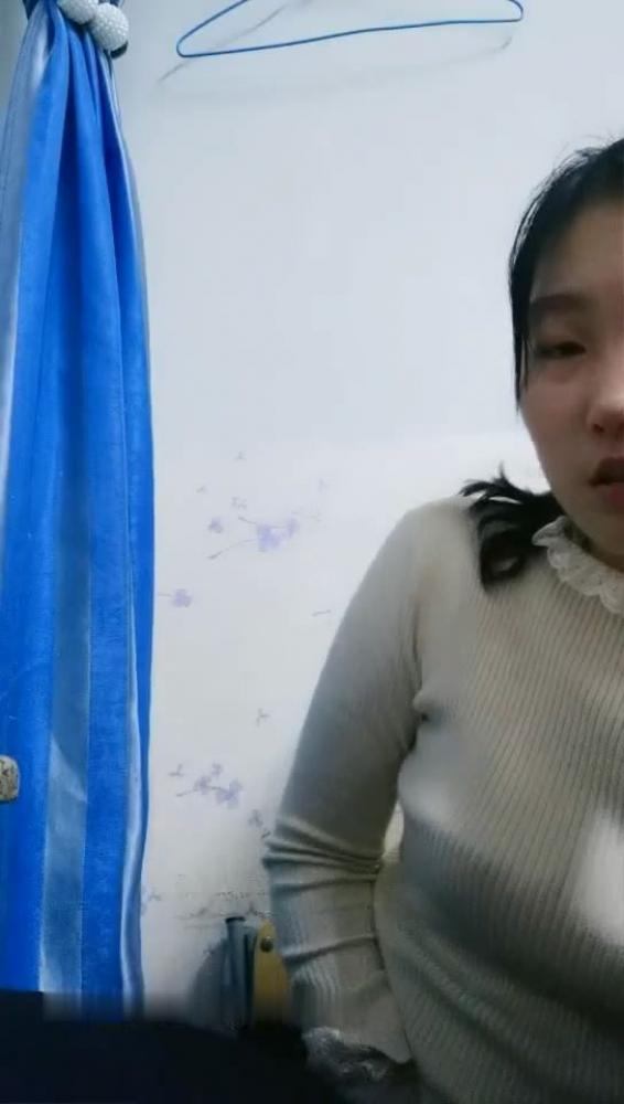 颜值不错大奶妹子道具自慰 桌子底下露逼跳蛋震动毛毛挺多非常诱人[225.19M]-福利好好看
