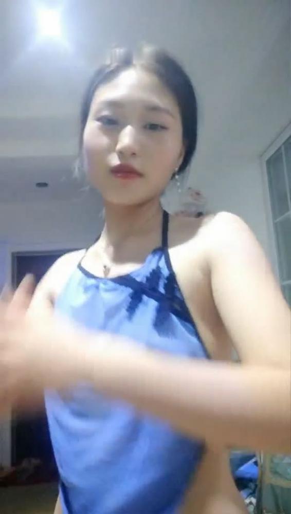 颜值不错妹子情趣肚兜丁字裤扭动诱惑 浴室洗澡掰开逼逼特写非常诱人 很是诱惑喜欢不要错过[1.15G]-福利好好看