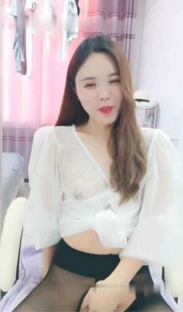 颜值不错 很有韵味御姐美女主播 穿着开档丝袜秀小穴 很是诱人[332.38M]-福利好好看