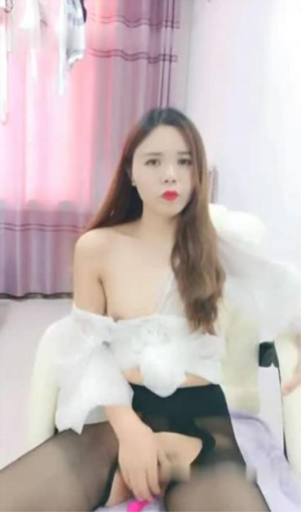 颜值不错 很有韵味御姐美女主播 穿着开档丝袜秀小穴 很是诱人[332.38M]-福利好好看