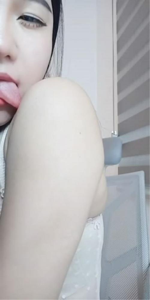 重庆小骚逼小丫头酥苏黑丝情趣内衣，唯一一部漏全脸视频，床上像个母狗一样用道具把自己玩到高潮不断[866.50M]-福利好好看