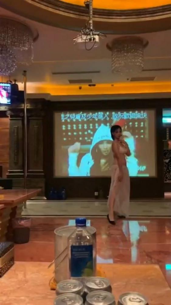 和几个老同学聚会去KTV玩看模特跳脱衣钢管舞长得像思聪的背心哥真幸运被赤裸的模特性挑逗[65.31M]-福利好好看