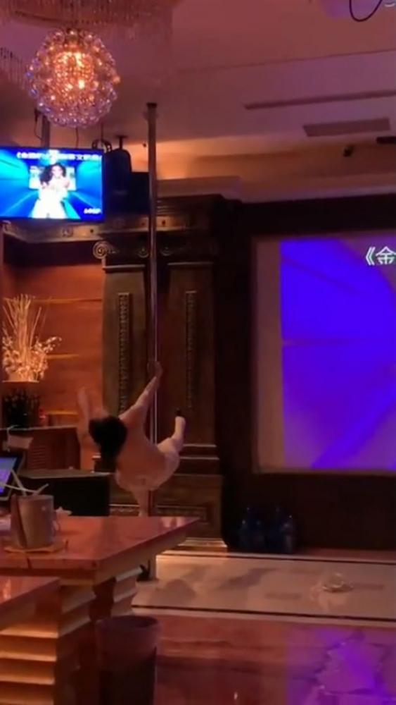 和几个老同学聚会去KTV玩看模特跳脱衣钢管舞长得像思聪的背心哥真幸运被赤裸的模特性挑逗[65.31M]-福利好好看
