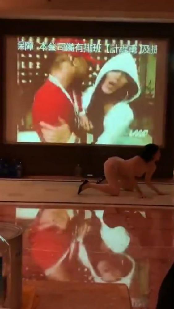 和几个老同学聚会去KTV玩看模特跳脱衣钢管舞长得像思聪的背心哥真幸运被赤裸的模特性挑逗[65.31M]-福利好好看