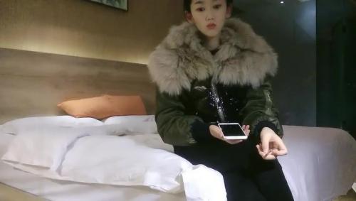 老哥[雀儿漫天飞]约了个高颜值01年妹子TP啪啪，上位骑乘床边后入猛操，很是诱惑喜欢不要错过[397MB/MP4]-福利好好看