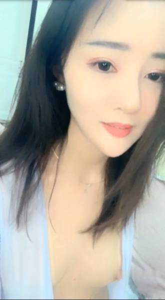 高颜值妹子吃完黄瓜再带套自慰 挺粉嫩无毛黄瓜抽插呻吟娇喘非常诱人！[c9A3K/1V/927M]-福利好好看