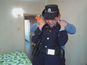 天堂私人定拍《警花梦魇》抓捕任务失败的黑丝警花回家休息，被两段噩梦困扰，无奈-福利好好看
