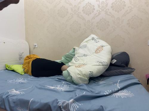 [首发完整原档]周末无聊在家迷玩02年妹子准备肛交屁眼太小扩肛器杠打开一点就肛裂了挣扎打呼翻眼肛裂-福利好好看
