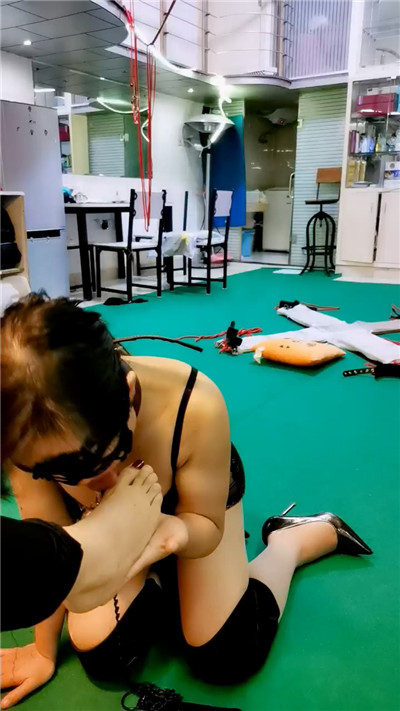 性感女王圈养调教恋足女舔鞋舔脚高跟抽脸-福利好好看