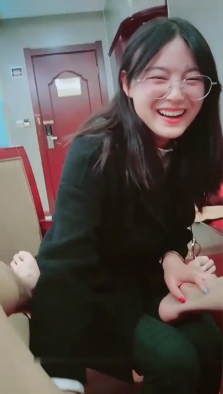 泄密看似乖乖女的贵州师范学院刘X娟带着作业本和混混男友开房方言对白-福利好好看
