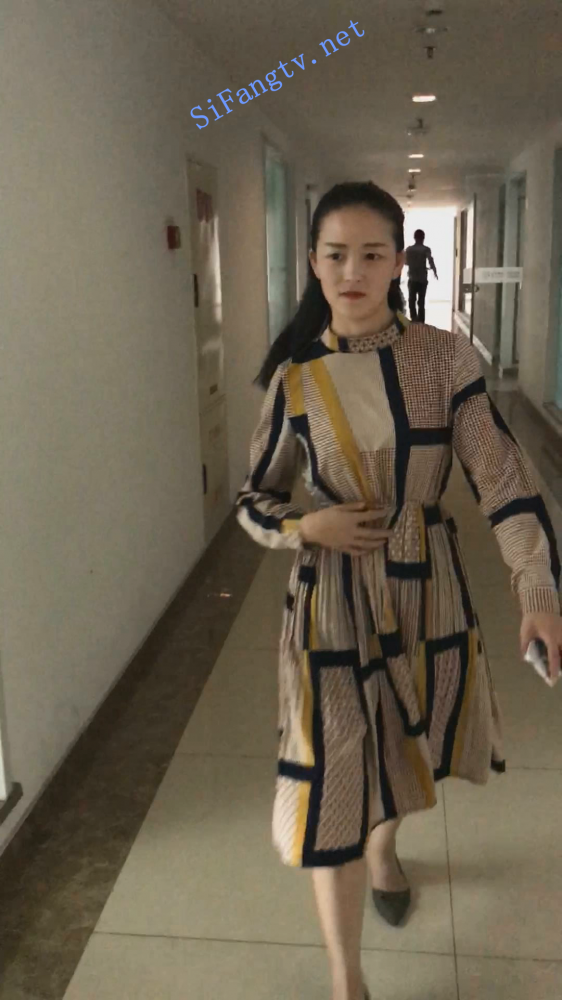[极品wc]写字楼潜入女厕偷拍极品连衣裙气质女人尿尿-福利好好看