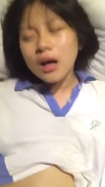 穿着校服的高中学生妹和男友开房啪啪自拍妹子一看就知道没啥性经验最后还被颜射-福利岛