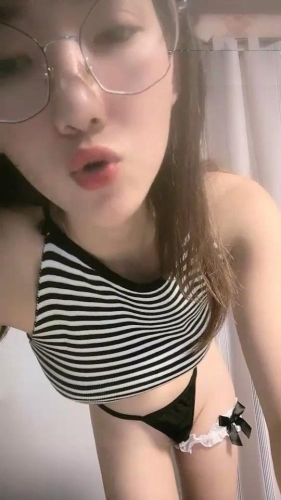 腰细美乳苗条身材眼镜萌妹诱惑视频1V-福利好好看