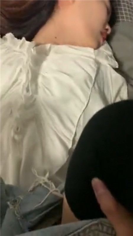 渣男之前趁妹子酒醉拍下性爱视频要挟妹子继续发生性关系妹子一边被干一边祈怜求放过-福利岛