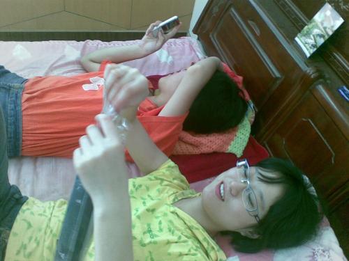 国产真实下Y俩学生妹，偷玩眼镜妹妹嫩B，全程打呼噜-福利好好看