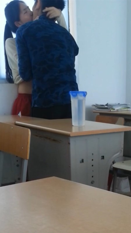教室里的小浪漫饥渴学生小情侣在教室直接啪啪口交合集整理-福利好好看