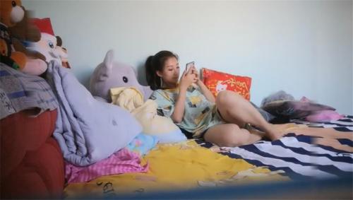 渣男趁着女友上班和女友的闺蜜在出租屋偷情这女的真是骚一边吃屌一边玩手机-福利好好看