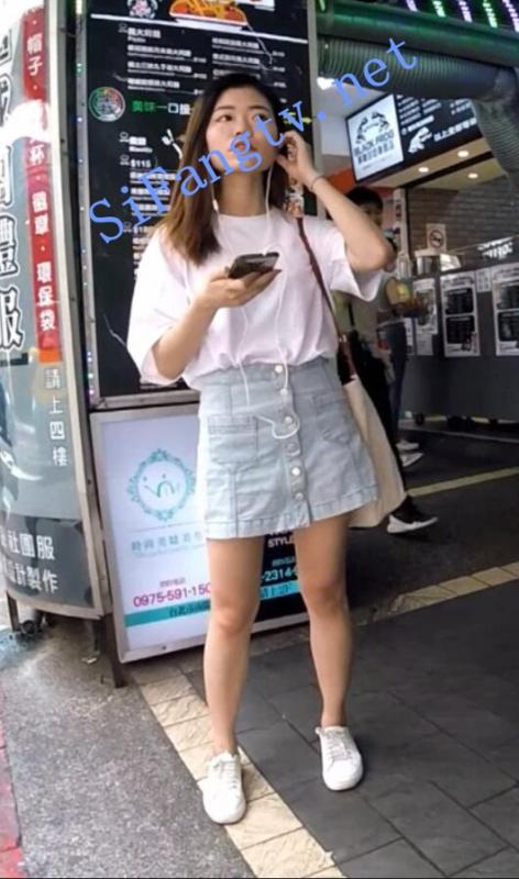 [首发极品CD]TW系列1709-站路边玩手机牛仔裙美女的条纹内-福利好好看