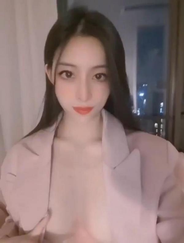 极品靓女露出一只小白兔 1V-福利好好看
