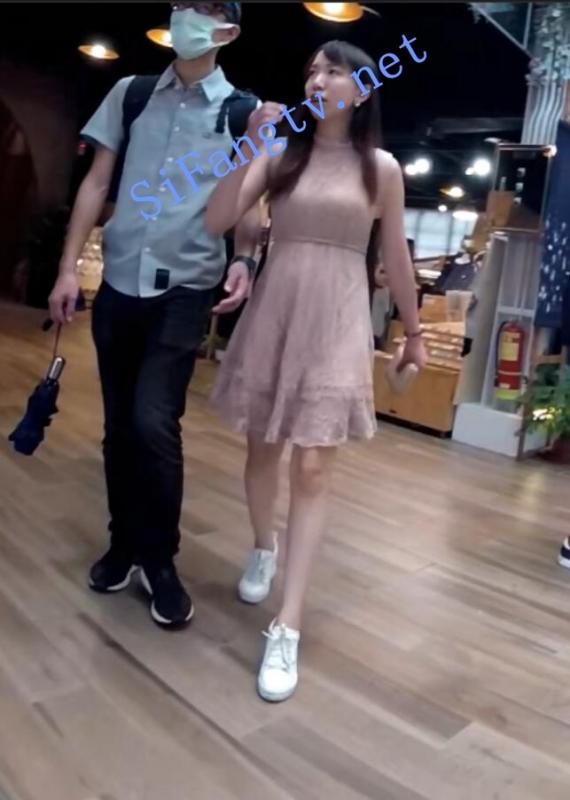 [首发极品CD]TW系列1673-粉裙美女跟男友有说有笑是灰内裤-福利好好看