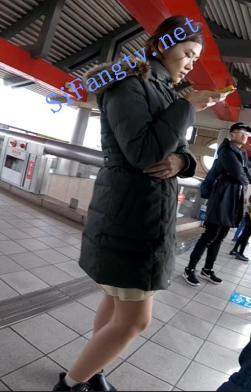[首发极品CD]TW系列993-妹子上面都裹羽绒服了还要打光腿-福利好好看