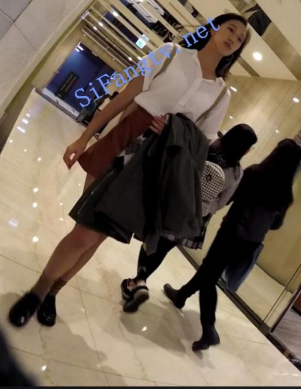[首发极品CD]TW系列1005-长腿百褶裙美女上电梯一直抓着裙-福利好好看