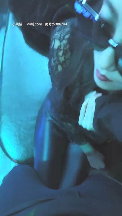 KTV里的小骚骚，气质少妇隔着衣服摸她奶子-福利好好看