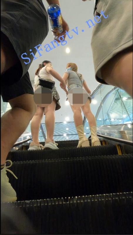 [首发CD]名门夜宴2020街拍系列08-09-和超短热裤美女1起躲雨-福利好好看