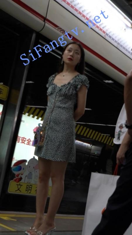 [首发CD]华尔兹2019街拍系列48-地铁遇见半透明白骚丁美女-福利好好看