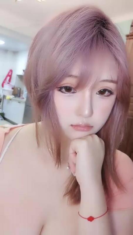 38E怪我咯紫色头发网红脸美女，撩起衣服揉搓大奶子，掰穴特写翘着屁股非常诱人[38EGW/1V/675M]-福利好好看