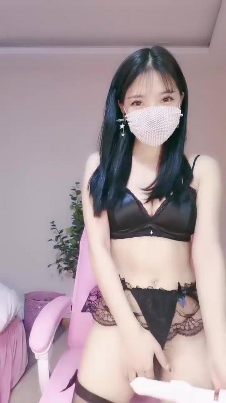 漂亮眼睛毛毛浓密口罩妹子刺激自慰白浆秀，掰穴震动棒插入湿一片，好像顶着我子宫了，不够爽上黄瓜抽插叫爸爸[J5K3i/1V/553M]-福利好好看