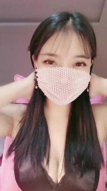 漂亮眼睛毛毛浓密口罩妹子刺激自慰白浆秀，掰穴震动棒插入湿一片，好像顶着我子宫了，不够爽上黄瓜抽插叫爸爸[J5K3i/1V/553M]-福利好好看
