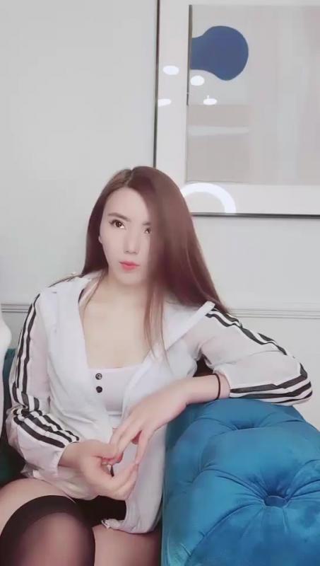 剧情演绎气质美女两个少妇勾搭快递小哥，无毛肥逼小皮鞭摩擦插入，舔屌口硬大屁股上位骑坐，两个少妇轮换着操[YmZ51/1V/524M]-福利好好看