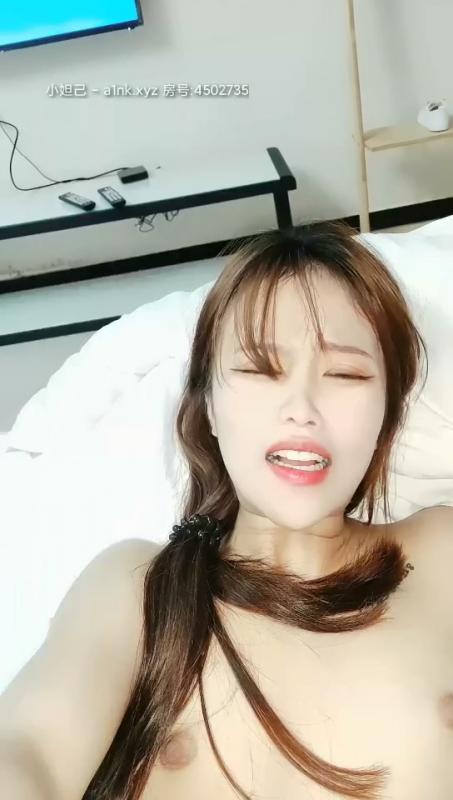 风骚迷人的小妖精露脸让小哥在床上玩弄无毛白虎逼，口交大鸡巴表情好骚啊，让小哥各种姿势爆草连续两炮内射[OIFAu/1V/1.06G]-福利好好看