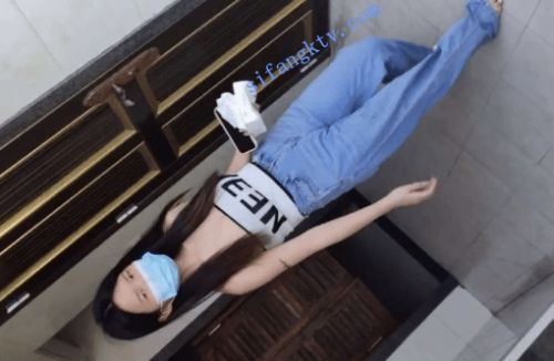 [精品厕拍]八月最新商场厕拍，几个性感辣妹和清纯学妹-福利好好看