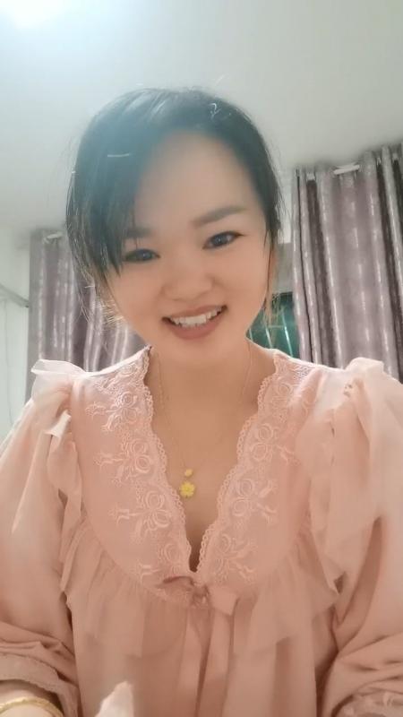 真实夫妻居家性爱啪啪给狼友看，全程露脸大哥躺在床上玩着手机享受嫂子的口活服务-福利好好看