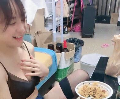 最美良家[可可]一边吃面一边露出诱惑~拔下吊带露出挺拔上围-福利好好看